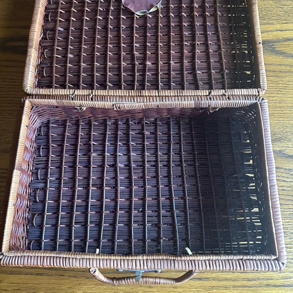 Vintage Wicker Woven Picnic Basket with Leather Strap - Picture 3 of 7